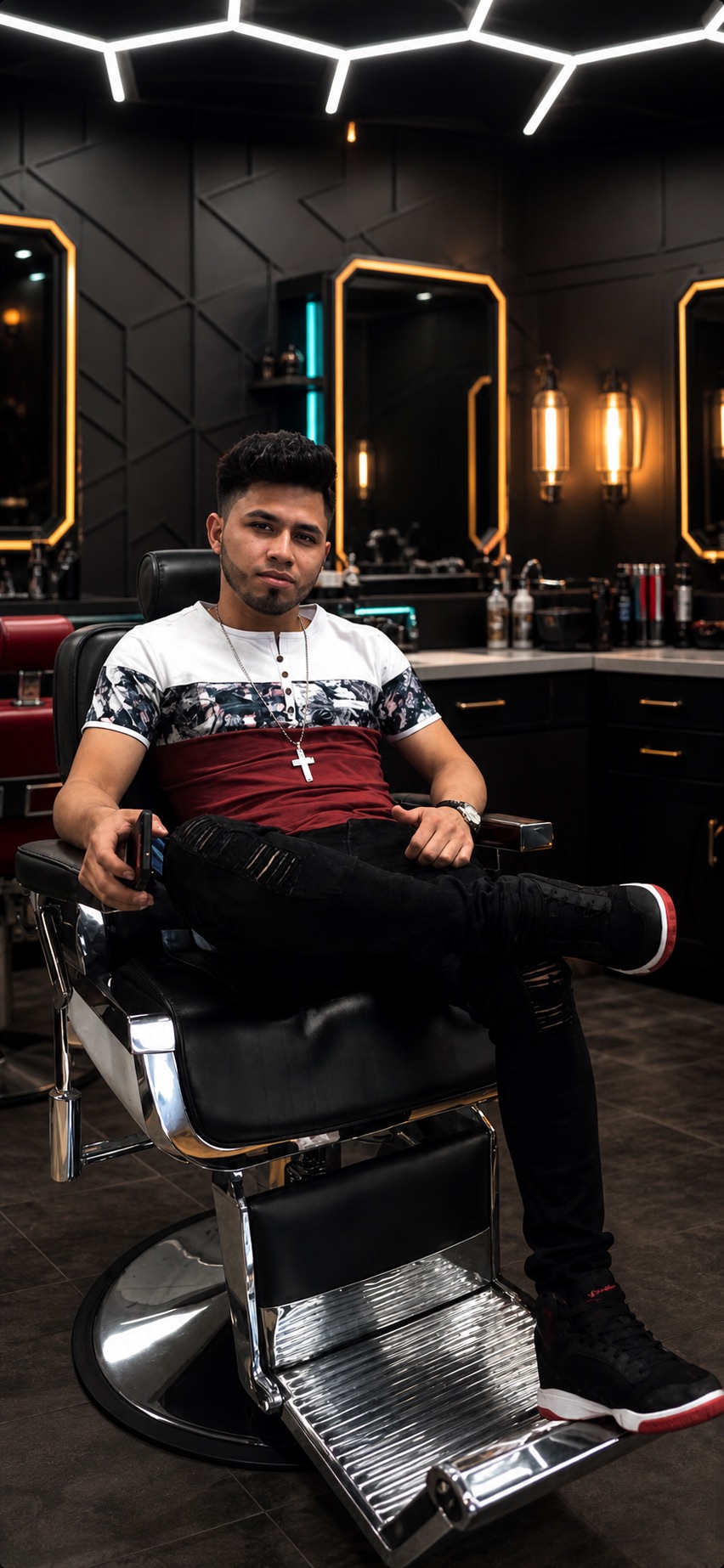 Ludvin Morales, dueño de Morales Barbershop MB, sentado en una de las sillas del salón