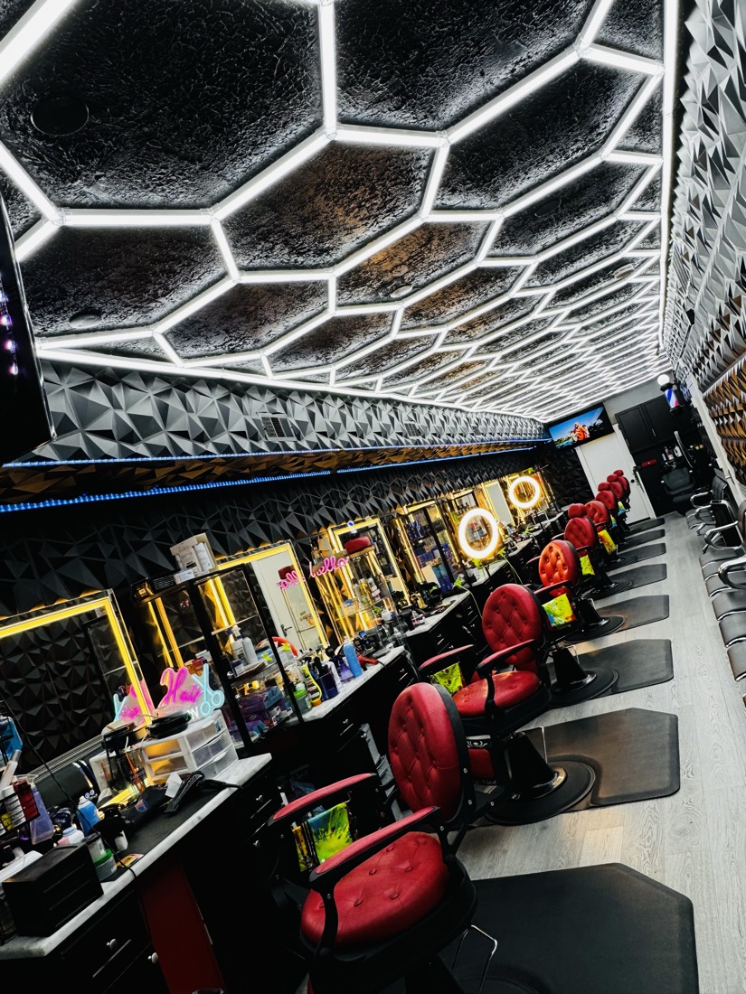 Interior de Morales Barbershop MB visto desde la entrada.