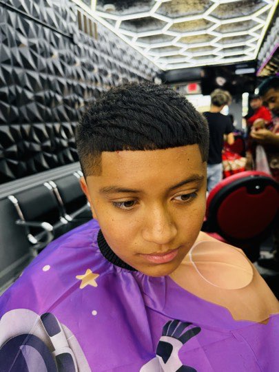 Niño con corte clásico corto, sin fade