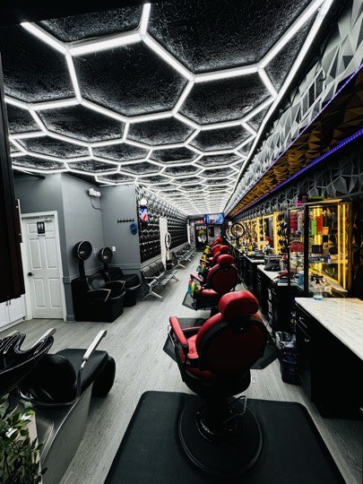 La sala de Morales Barbershop MB, donde se hace la mascarilla negra