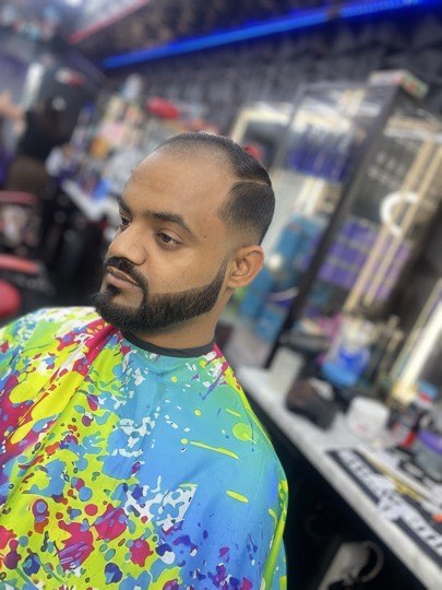 Corte especial con barba completa perfilada