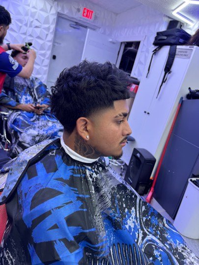 Rizos permanentes con fade medio en los laterales