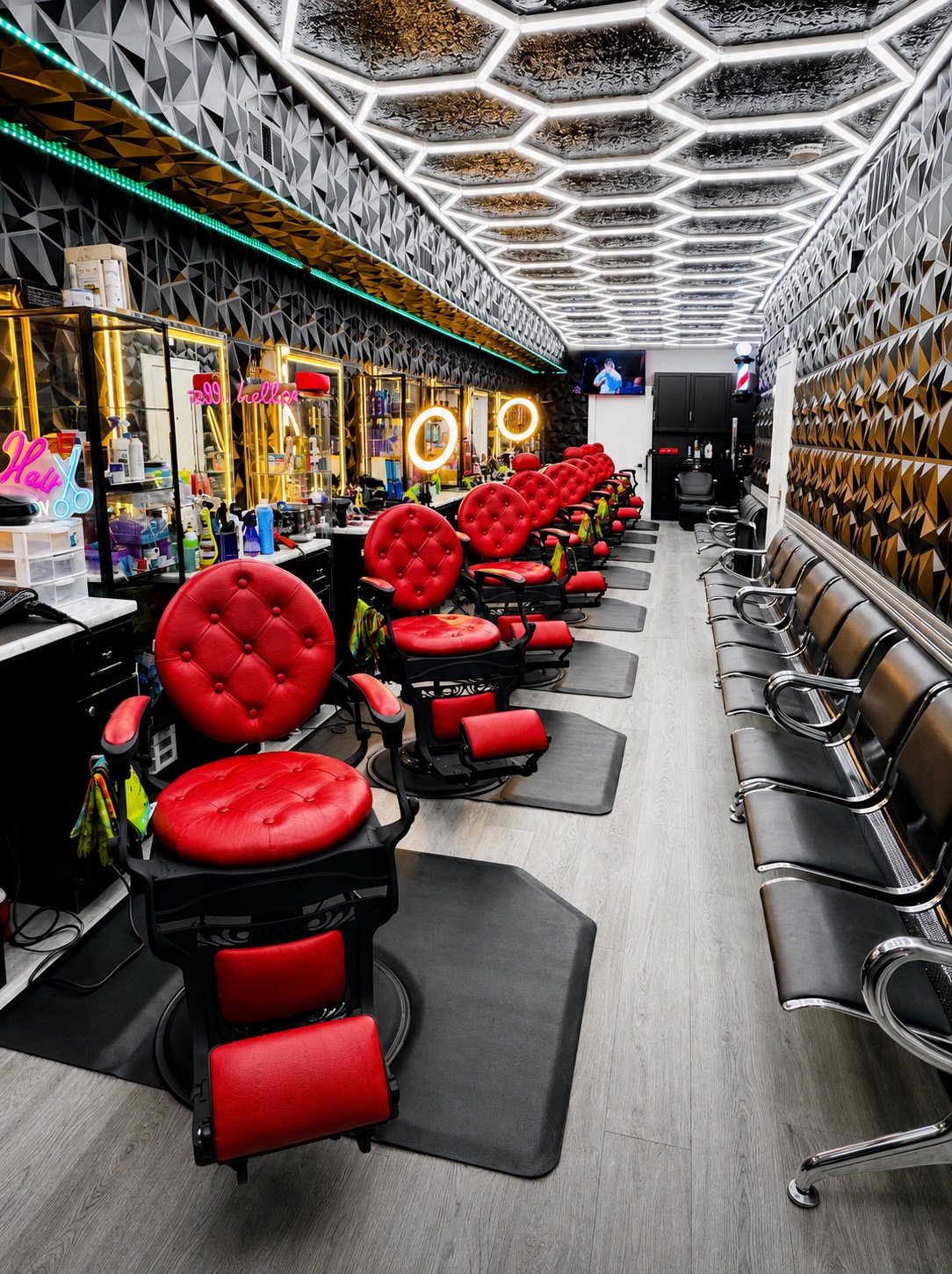 El salón de Morales Barbershop MB en University Boulevard: barberos trabajando y clientes esperando
