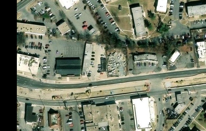 Vista aérea del 2080 de University Boulevard East, Hyattsville: la plaza donde está Morales Barbershop MB y su estacionamiento