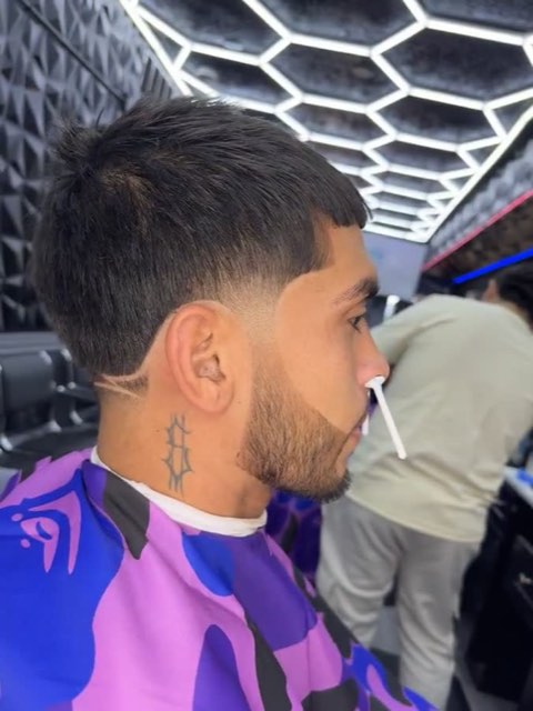 Video: freestyle design shaved by hand over a skin fade.